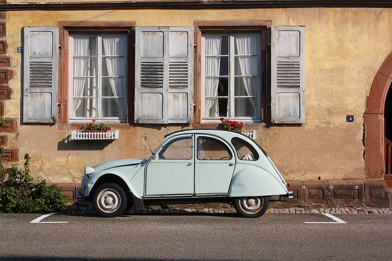 Auto parkt 
