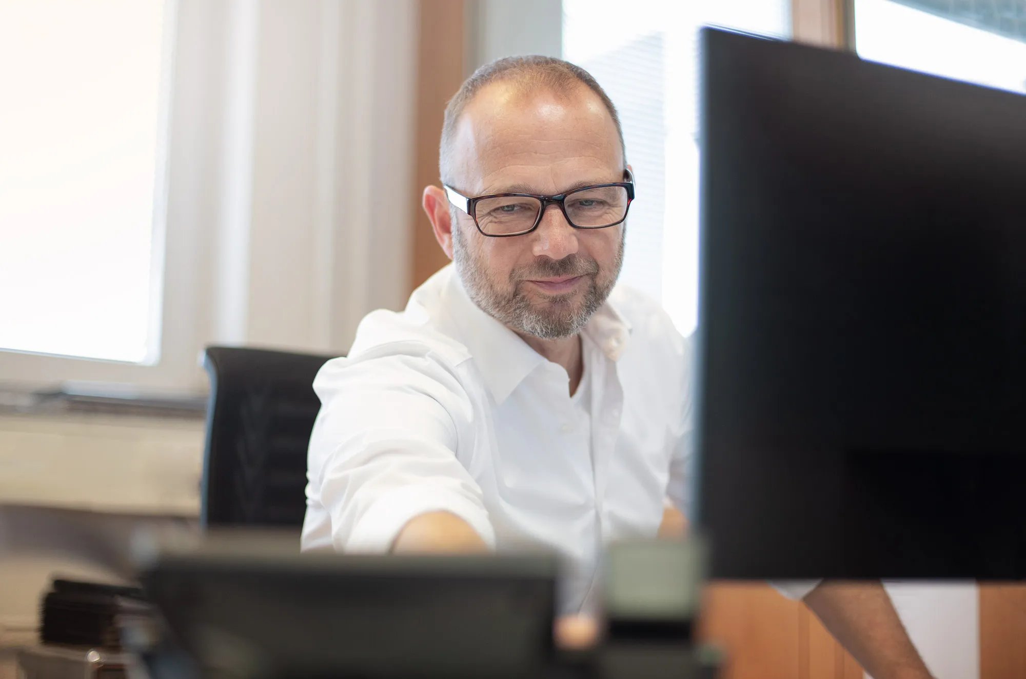 Mitarbeiter greift zum Telefon